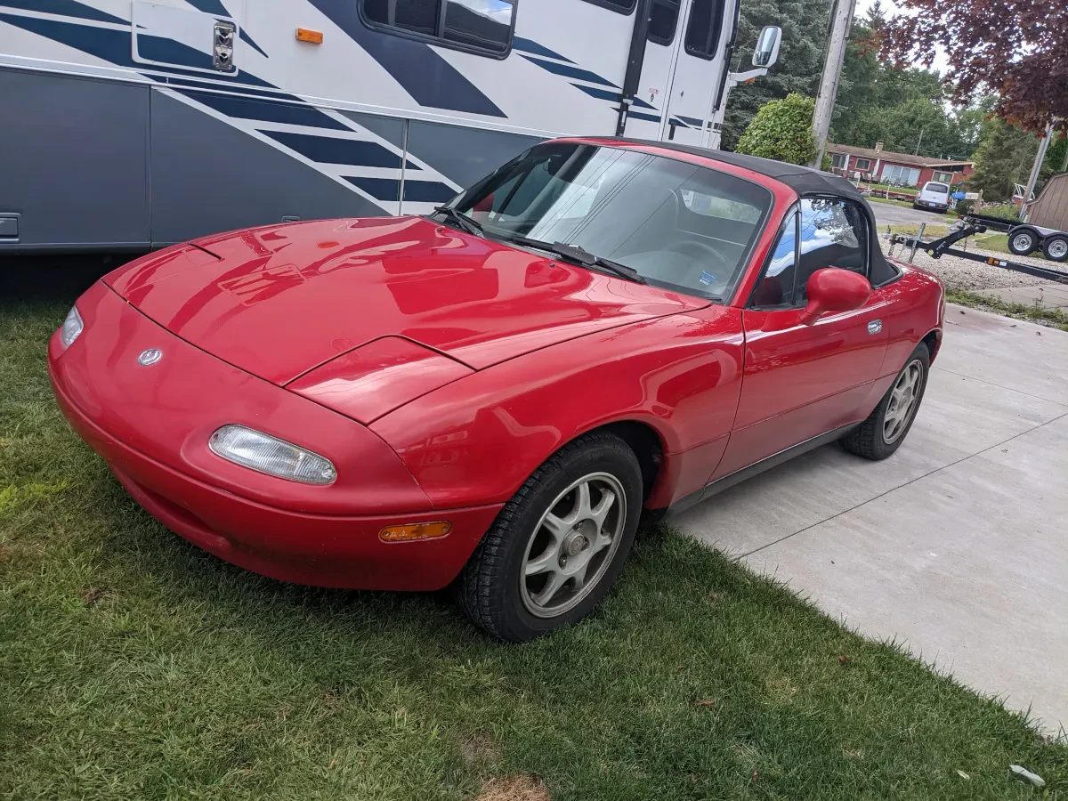img/4232_digging-into-diecast-dreams-a-deep-dive-on-the-1994-miata-miniature.webp