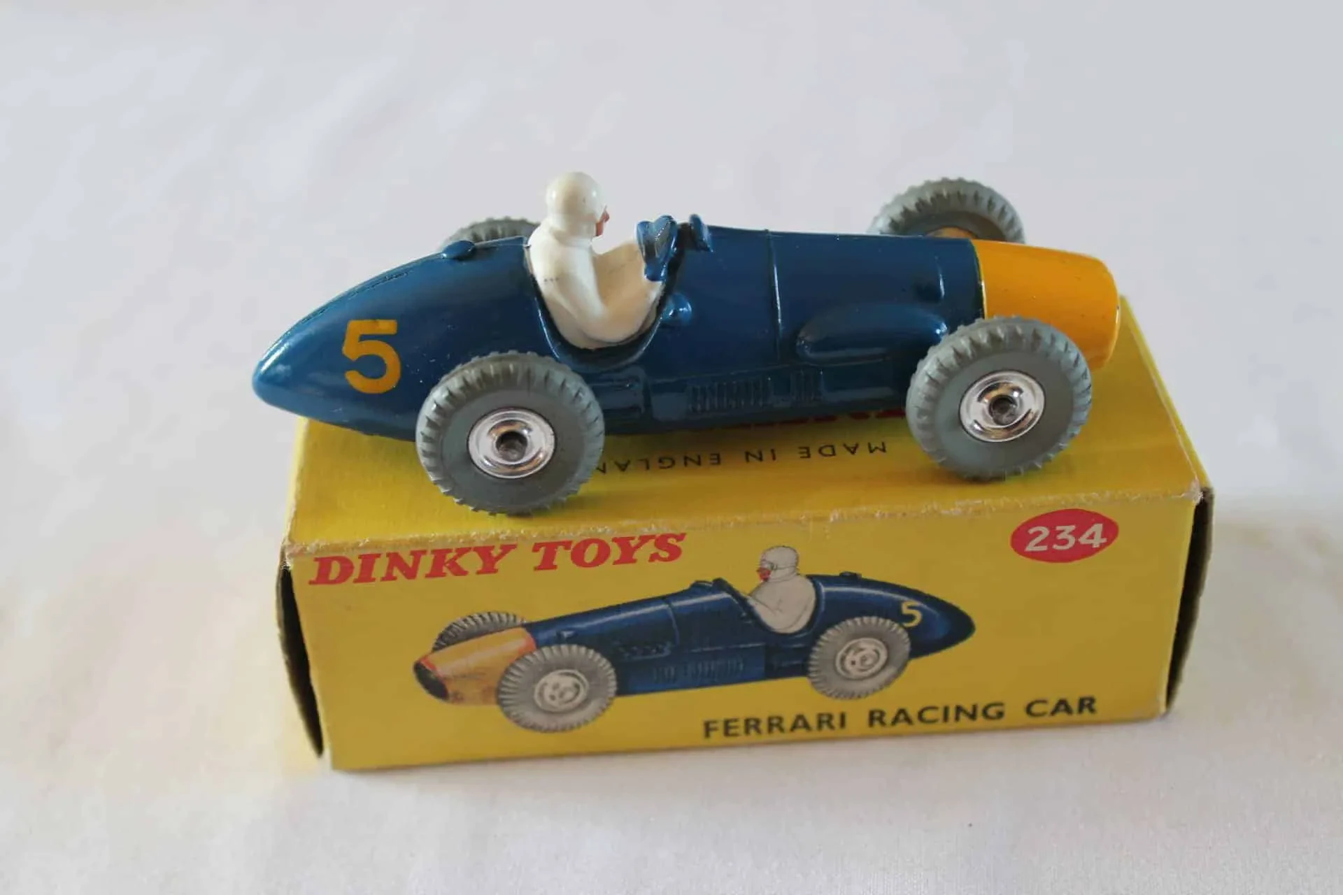 img/4285_unearthing-the-diecast-gems-a-collectors-guide-to-tiny-treasures.webp