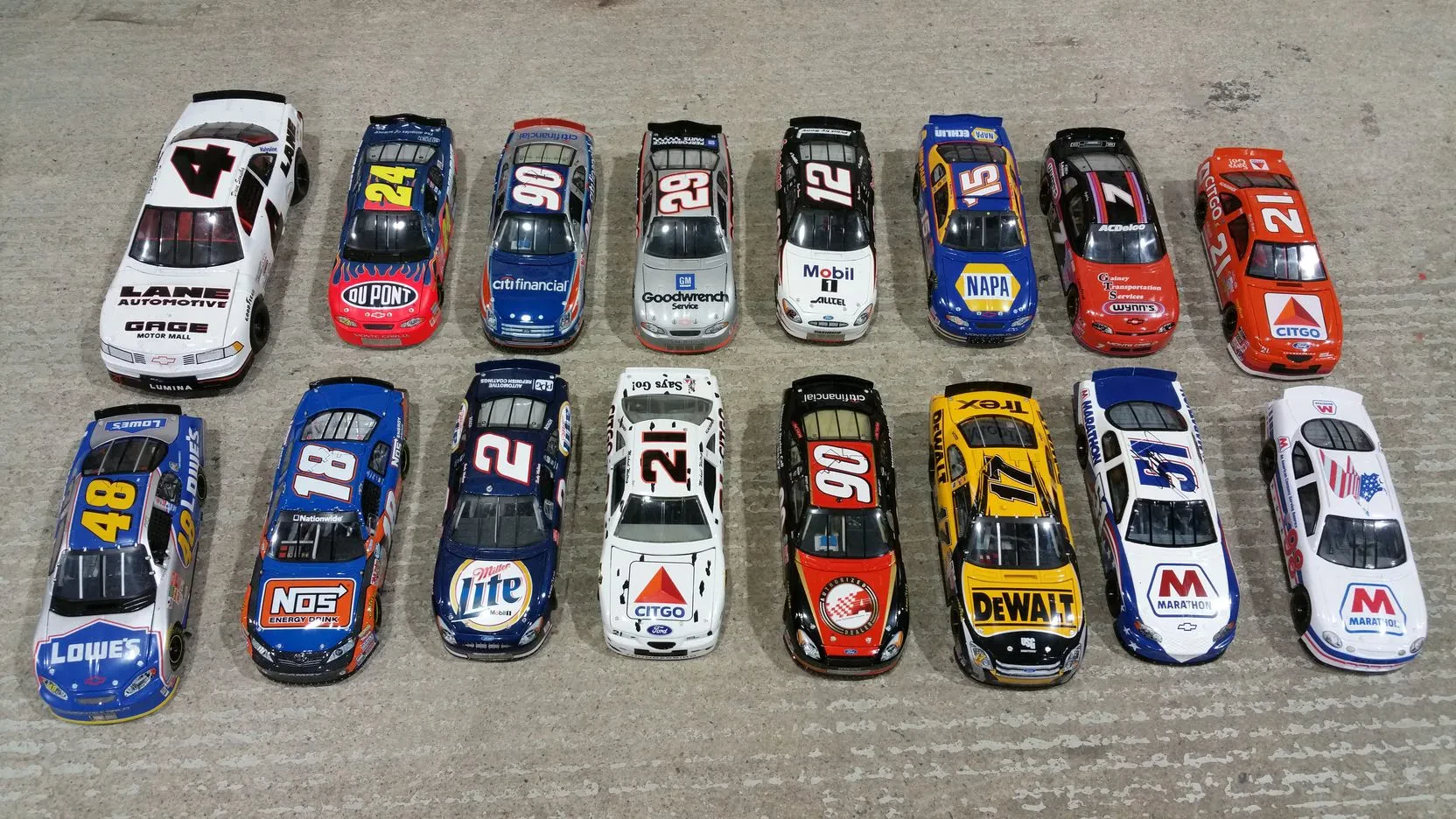 img/4369_nascar-164-diecast-lots-a-collectors-dream.webp