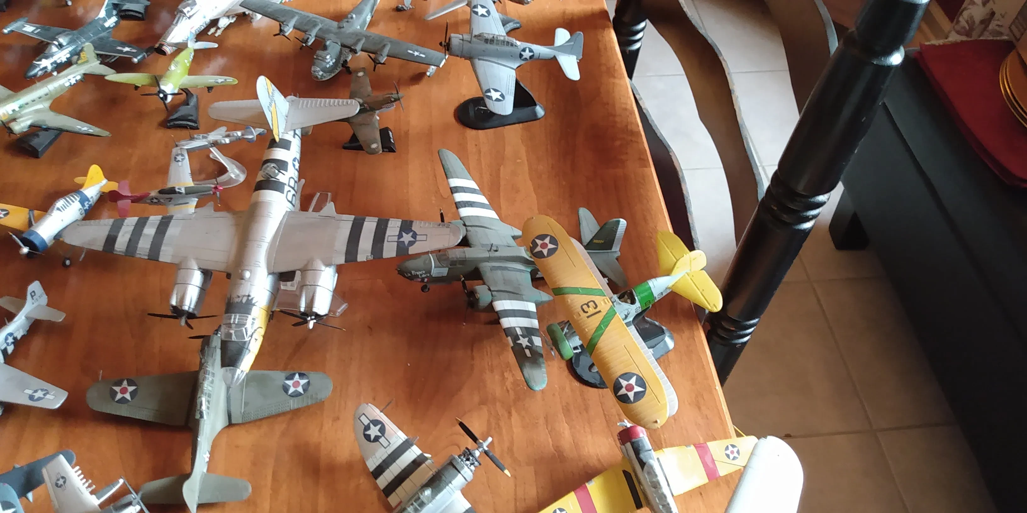 img/4398_diecast-aircraft-kits-your-guide-to-tiny-wings-and-big-fun.webp