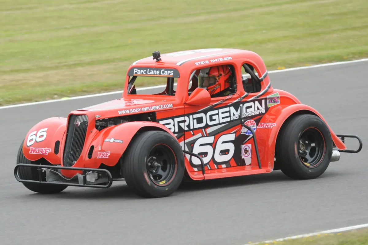 img/4410_collecting-racing-legends-diecast-cars-buckle-up.webp