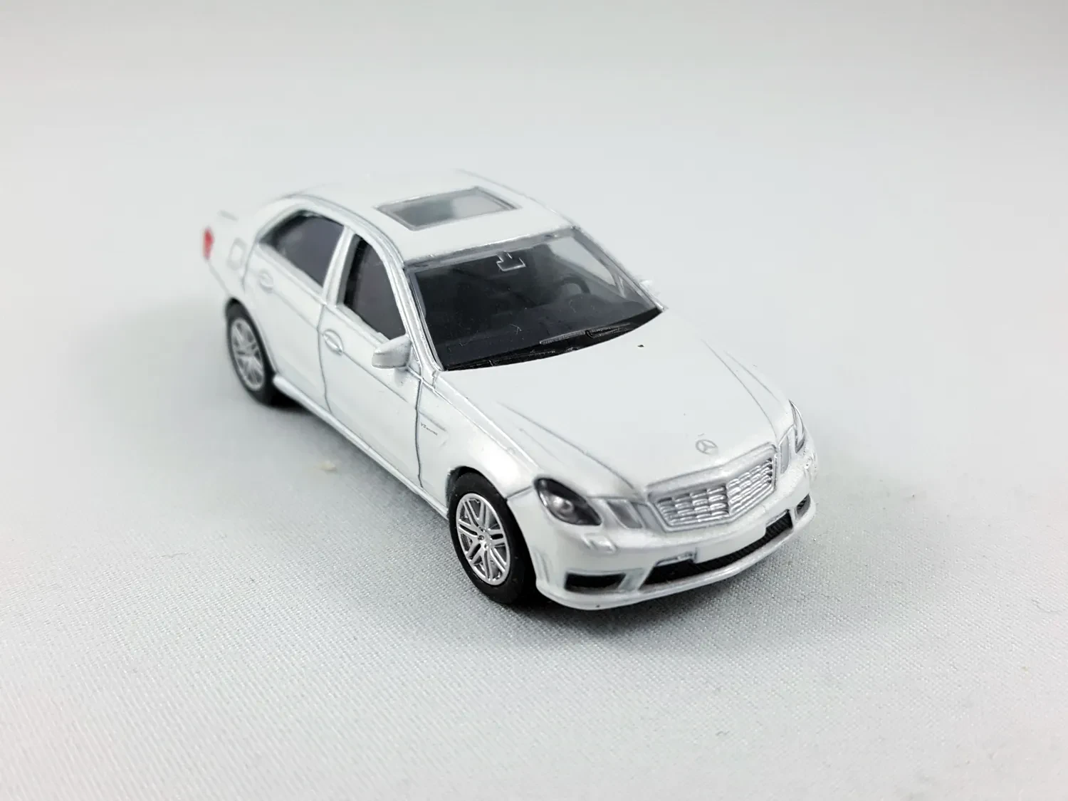 img/4463_collecting-miniature-champions-a-deep-dive-into-mercedes-amg-f1-diecast-cars.webp
