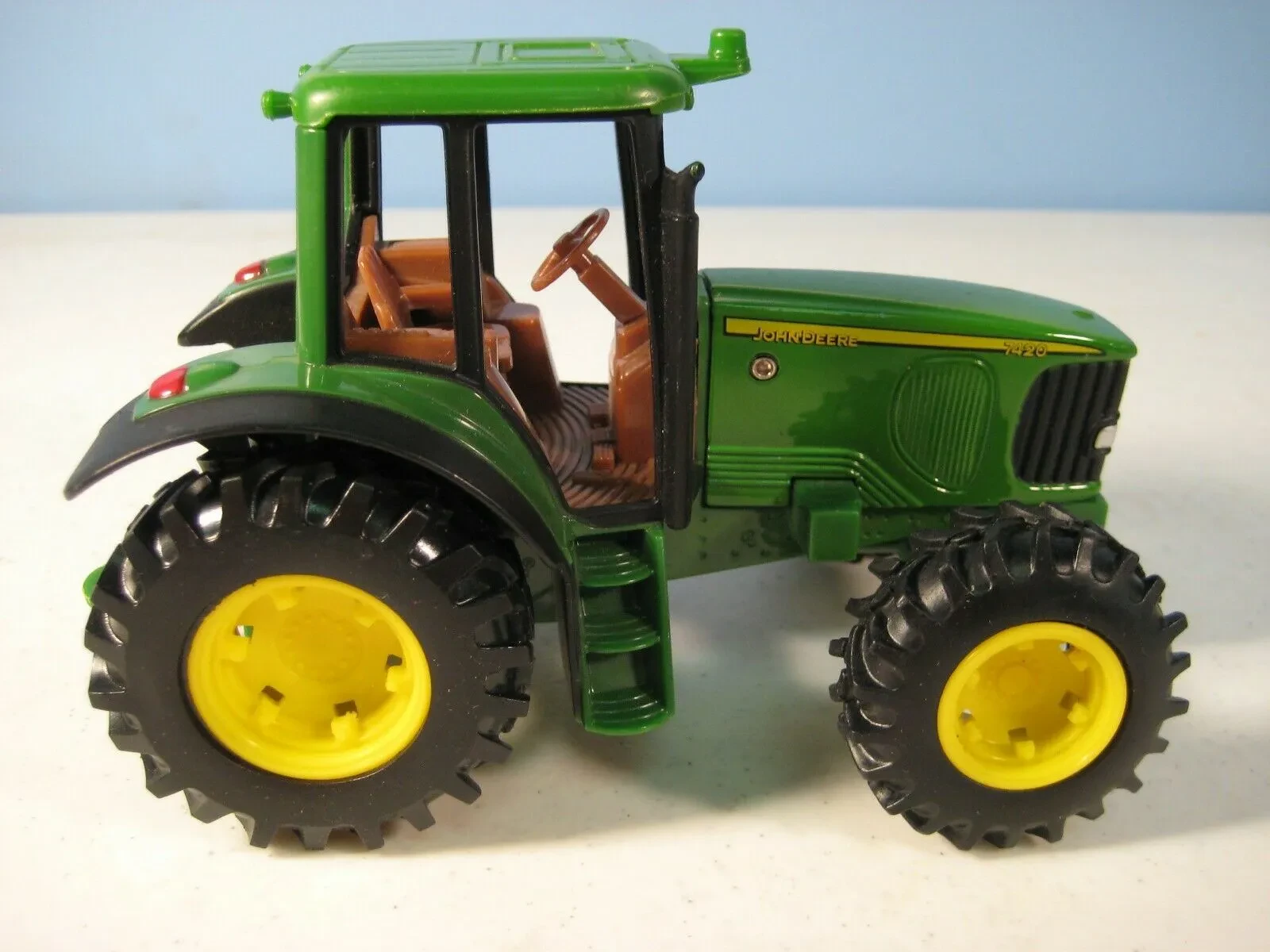 img/4476_exploring-the-world-of-132-scale-diecast-tractors-they-are-so-cool.webp