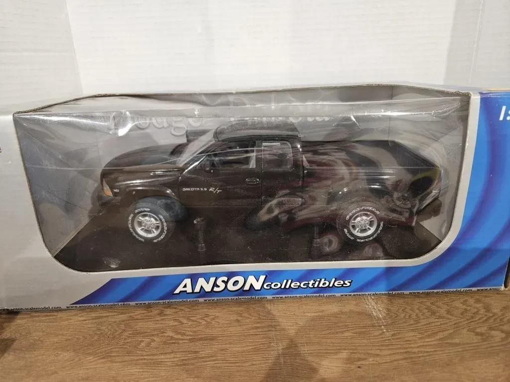 1/18 scale diecast truck example