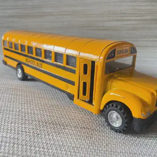 img/4586_lets-talk-about-those-awesome-yellow-school-bus-diecasts.webp