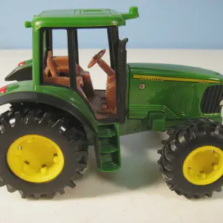 img/4476_exploring-the-world-of-132-scale-diecast-tractors-they-are-so-cool.webp