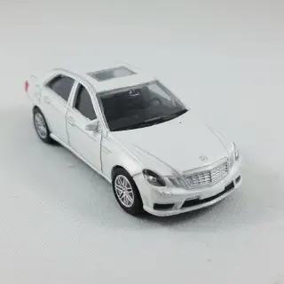 img/4463_collecting-miniature-champions-a-deep-dive-into-mercedes-amg-f1-diecast-cars.webp