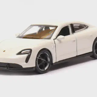 img/4540_diecast-cars-with-opening-doors-a-closer-look-at-the-miniature-world.webp